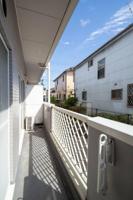羽村市羽中１丁目のアパートのバルコニー