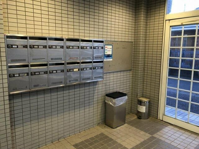 羽村市羽中１丁目のアパートのエントランス