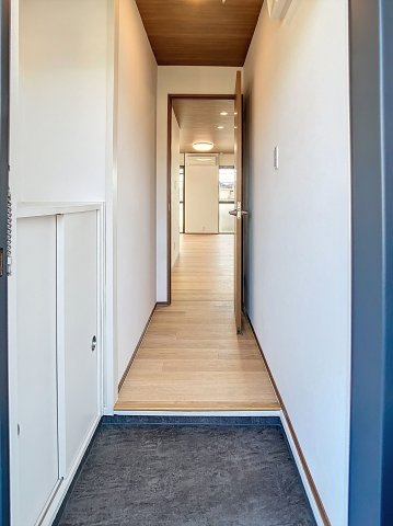 さつきマンションの玄関