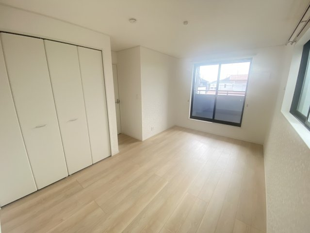 古河市女沼　中古戸建の洋室|〇洋室　8帖〇
バルコニー面するクローゼット付き主寝室。バルコニーへ出入りすることが出来るのでお布団を干す際にとても便利です♪
2026年9月撮影