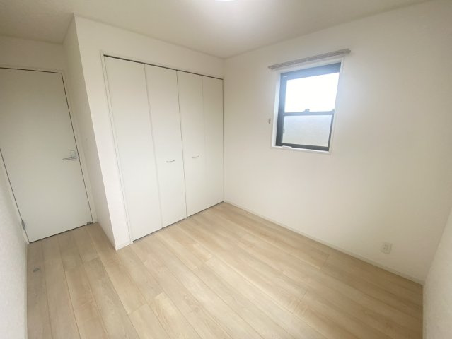 古河市女沼　中古戸建の洋室|〇洋室　6帖〇
日差しが注ぎ、心地よい空間です。各居室に収納付きで住みやすさにこだわっています！
2026年9月撮影