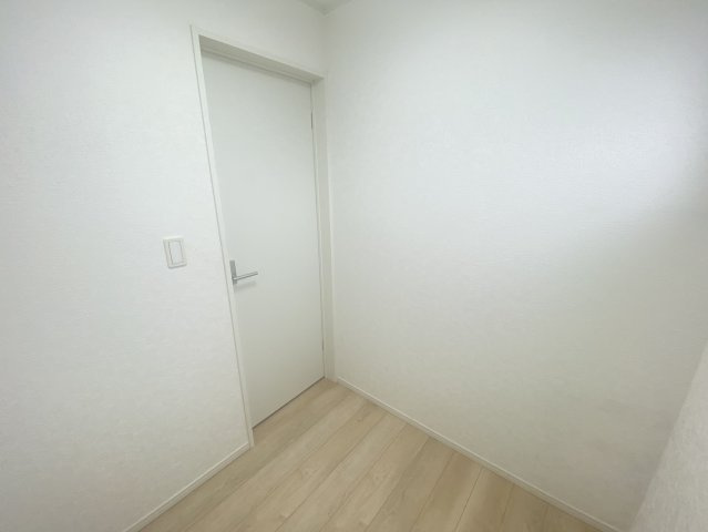 古河市女沼　中古戸建のその他|〇テレワークルーム　2帖〇
在宅ワークが増えた方へ♪デスクを置いて、集中してお仕事をすることができます。他にも、収納や趣味の部屋など様々な用途で使用できます♪
2026年9月撮影