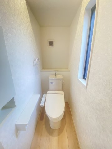 古河市女沼　中古戸建のトイレ|〇トイレ〇
うれしい収納＆タオル掛け付きトイレ。ご家族様が多いご家庭の方も安心の1.２階トイレ完備！
2026年9月撮影