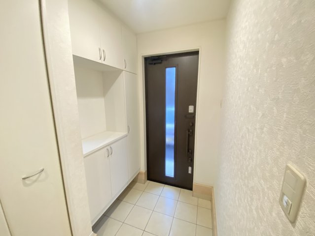 古河市女沼　中古戸建の玄関|〇玄関〇
大容量コの字型玄関収納。小物を置いてインテリアを楽しむことができます（＾＾）
2026年9月撮影