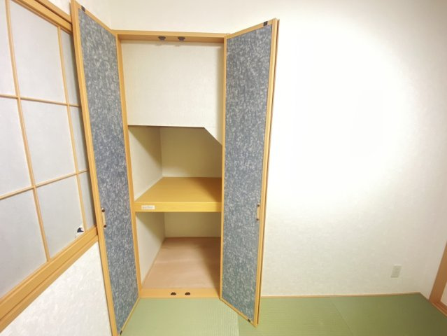 古河市女沼　中古戸建の和室|〇和室　4.5帖〇
和室にも収納スペースがございます。来客用の座布団や季節家電をしまっておくことができます。
2026年9月撮影