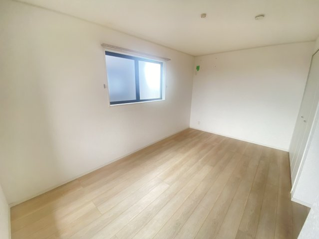 古河市女沼　中古戸建の洋室|〇洋室　8帖〇
窓から明るい日差しが差し込みます♪
2026年4月撮影