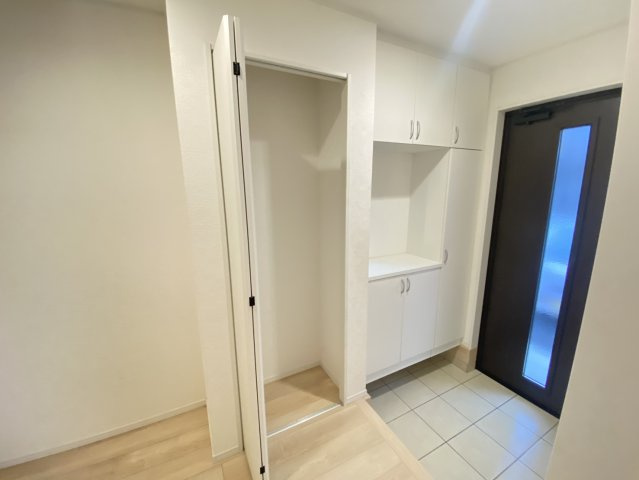 古河市女沼　中古戸建の玄関|〇収納〇
玄関ホールにも収納スペースがございます。日用品や季節ものの家電などを収納しておくことができます（＾＾）
2026年9月撮影