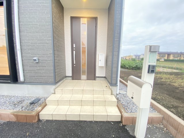 古河市女沼　中古戸建の玄関|〇玄関〇
広々とした外の玄関では玄関前が屋根になっておりますので、降雨時も急ぐ必要がありません♪
2026年9月撮影