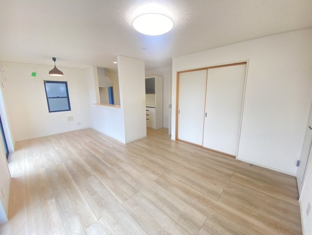 古河市女沼　中古戸建の居間・リビング|〇リビング〇
落ち着きのある木目調のリビング。南面に窓がございますので太陽の光を反射し、室内を明るく保つことができます（＾＾）
2026年9月撮影