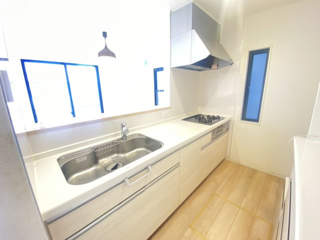 古河市女沼　中古戸建のキッチン|〇キッチン〇
対面仕様で料理をしながら家族と会話ができるだけでなく、明るいリビングとつながる、ゆとりと快適性を兼ね備えたキッチンです。
2026年9月撮影