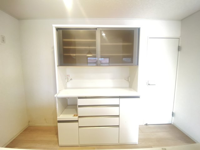 古河市女沼　中古戸建の収納|〇カップボード〇
収納力豊富なカップボード付き♪家電や食器を綺麗に収納し、キッチンの作業スペースもしっかり確保されます（＾＾）
2026年9月撮影