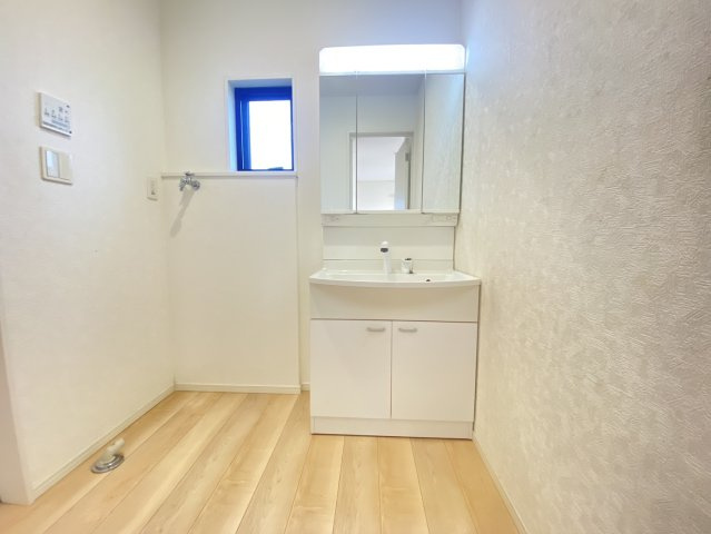 古河市女沼　中古戸建の独立洗面台|〇洗面化粧台〇
明るい洗面脱衣室♪小窓があるので、換気もしっかりできます（＾＾）
2026年9月撮影
