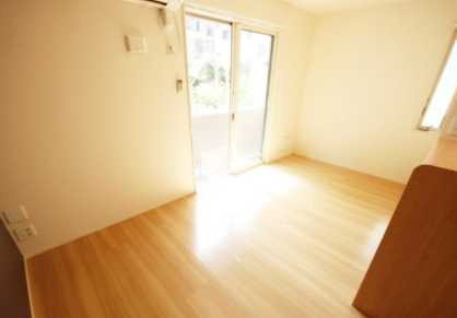 フォールネージュの居間・リビング|綺麗なフローリングのお部屋です！