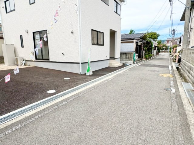 岩出市中迫第6　1号棟　新築戸建の前面道路含む現地写真