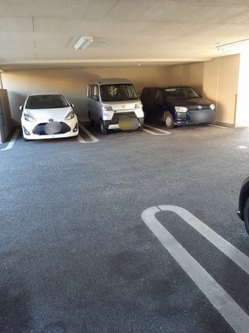 フォーウィルズコートの駐車場
