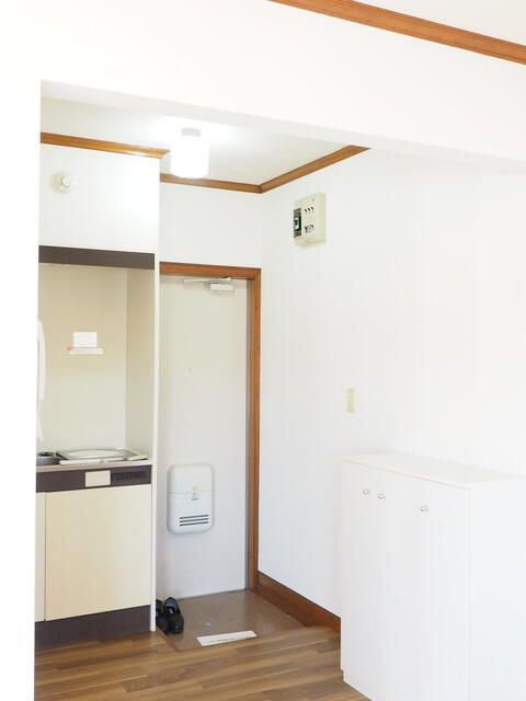 横浜市旭区鶴ケ峰本町１丁目のアパートの玄関