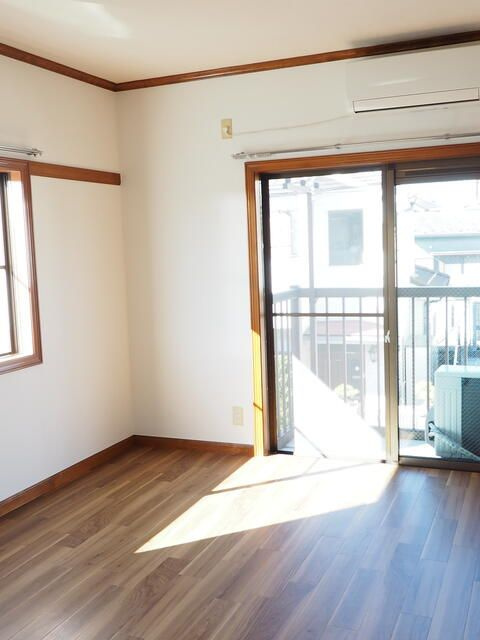横浜市旭区鶴ケ峰本町１丁目のアパートの居間・リビング