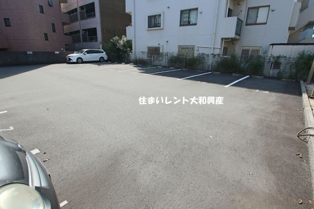 ヴィクトワール弐番館の駐車場