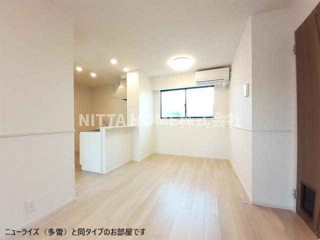 豊岡市伏のアパートの居間・リビング|【完成イメージ】１３．４帖の広々リビングにエアコン