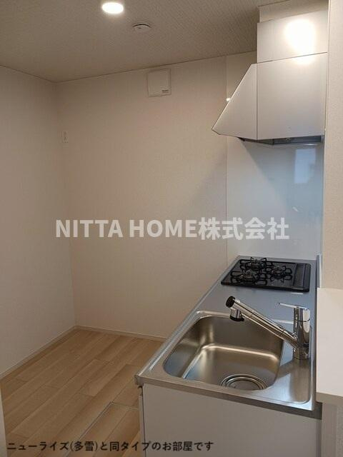 豊岡市伏のアパートのキッチン|【完成イメージ】３口コンロのカウンターキッチンが付いています♪