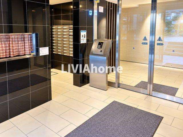 渋谷区代々木２丁目の賃貸マンションのエントランス