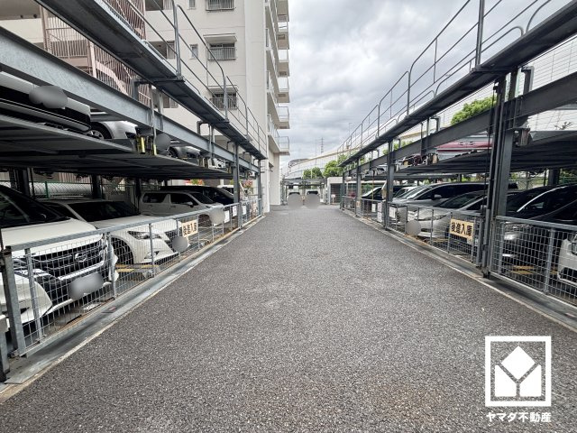 ファミール武庫川東の駐車場