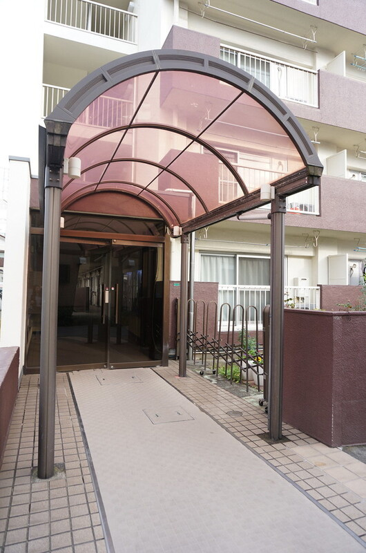 志木住宅のエントランス