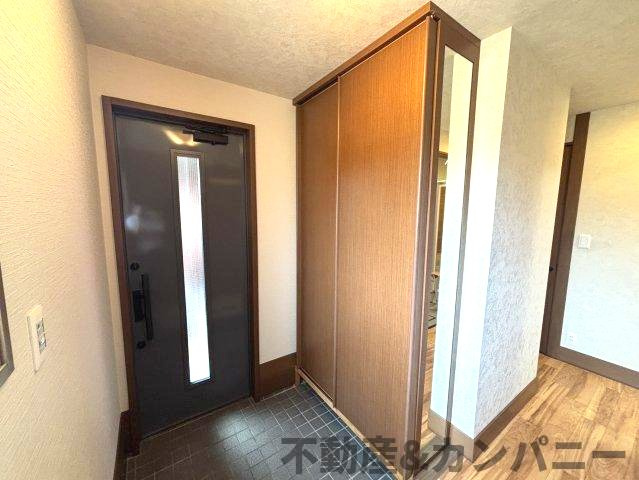 南斎院町の中古のおうちの玄関|鏡付き玄関収納です