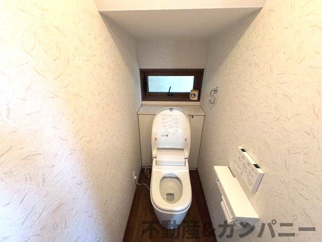 南斎院町の中古のおうちのトイレ|壁紙がオシャレなトイレです