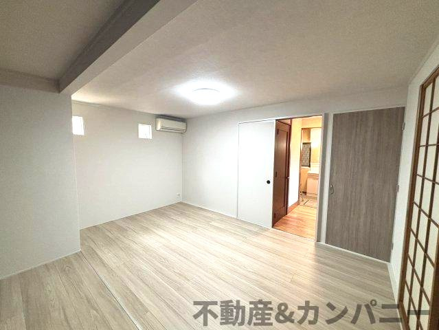南斎院町の中古のおうちの洋室|広々とした洋室です