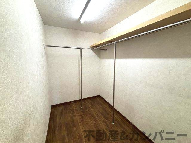 南斎院町の中古のおうちの収納|広々ウォークインクローゼットです