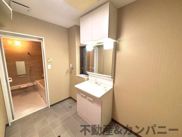 南斎院町の中古のおうちの独立洗面台|独立洗面台、朝の身支度には欠かせません