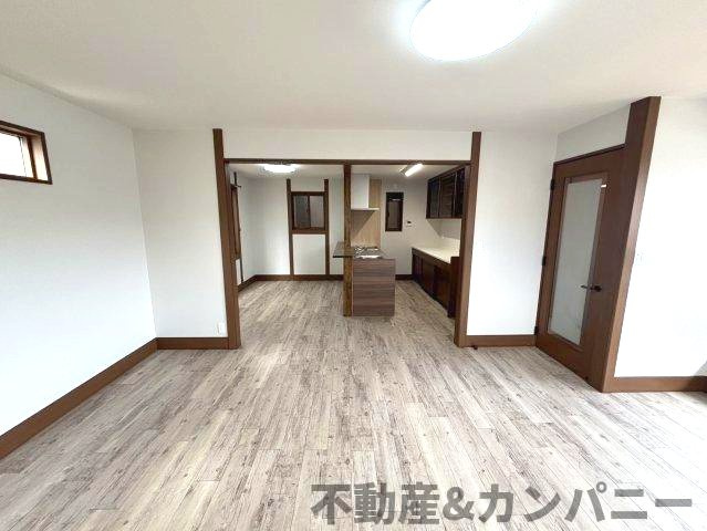 南斎院町の中古のおうちの居間・リビング|ゆったりとしたリビングです