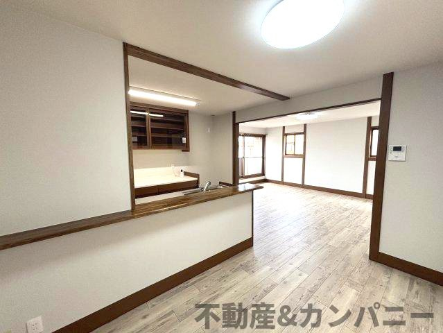 南斎院町の中古のおうちの居間・リビング|ゆったり過ごせるリビングです