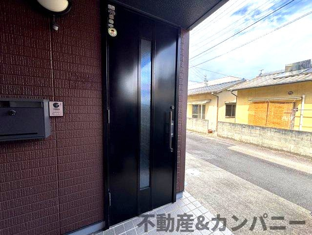 南斎院町の中古のおうちの玄関|明るい玄関です