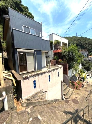 岡本6丁目の前面道路含む現地写真|断熱や防音、結露軽減などの効果があるペアガラスサッシ
