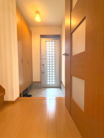 岡本6丁目の玄関|住まう人も来客も入った時にワクワクさせてくれるオシャレな玄関
収納もたっぷりあるので、靴がたくさんあっても安心
