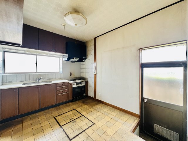 前橋市堀之下町のキッチン|作業スペースも広く便利な勝手口付きのキッチン◎