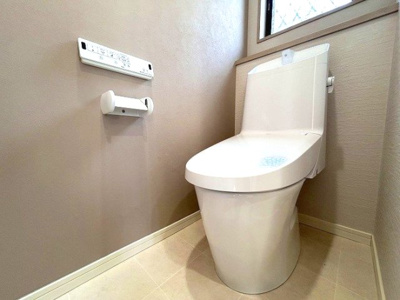 【トイレ】 | 緑区大形山　売戸建 | 空気の換気と窓からの光の明るさに配慮した清潔感のあるトイレ