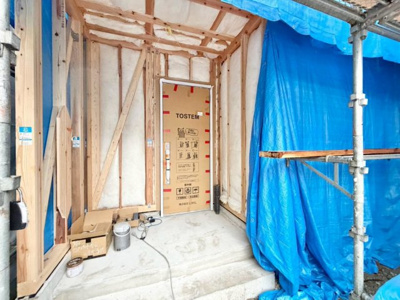 【玄関】 | 山本町５丁　新築一戸建 | ゆとりの玄関ですよ！靴の脱ぎ履きがしやすいですね！シューズボックスも付いているので、玄関周りもすっきり片付きますね！