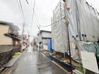 【前面道路含む現地写真】 | 山本町５丁　新築一戸建 | 【土地約３３．８５坪】並列に駐車２台可能！愛車の置き場所に困らないですね♪