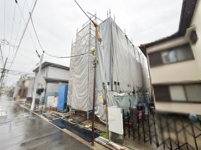 【前面道路含む現地写真】 | 山本町５丁　新築一戸建 | 【食器洗浄乾燥機・浄水器付のシステムキッチン】対面式を採用したキッチンですので、リビングで寛ぐご家族をいつも感じられます！会話を楽しみながら家事ができますね♪ 
