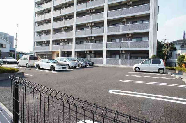 アバンツァートの駐車場
