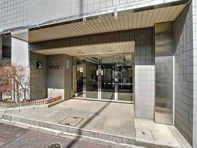 豊島区池袋本町１丁目の賃貸マンションのエントランス