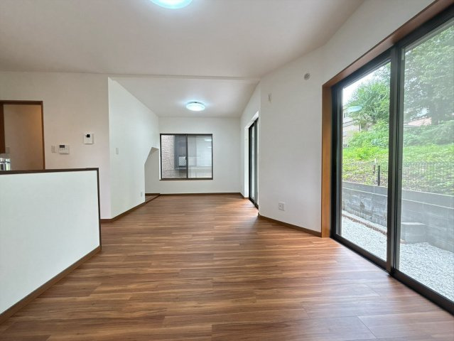 八王子市石川町 中古戸建ての居間・リビング|インテリアの映える広々としたリビングです。窓を開けると爽やかな風が吹き抜けます。