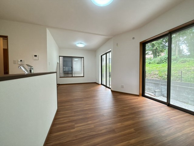 八王子市石川町 中古戸建ての居間・リビング|明るいリビングは居心地が良く、快適に過ごすことができます。