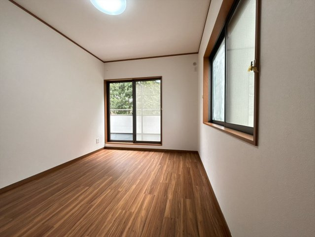 八王子市石川町 中古戸建ての洋室|開放感あふれる窓からの光が、心地よい空間を演出。