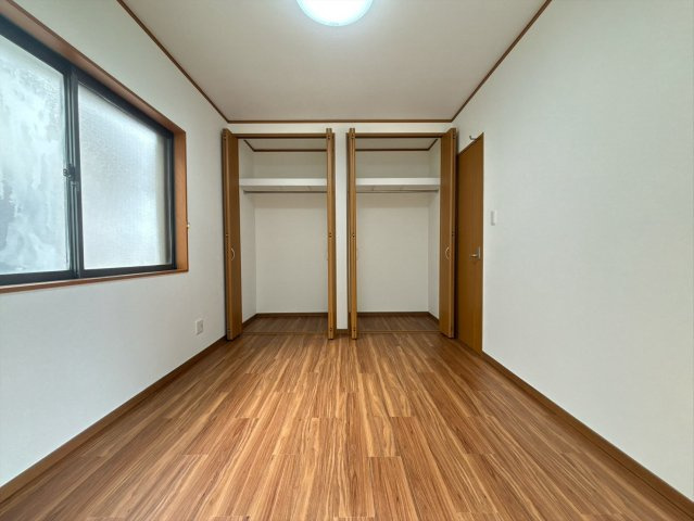 八王子市石川町 中古戸建ての洋室|お子様にとっての初めての「自分だけの部屋」ベットや勉強机も楽に置けます♪