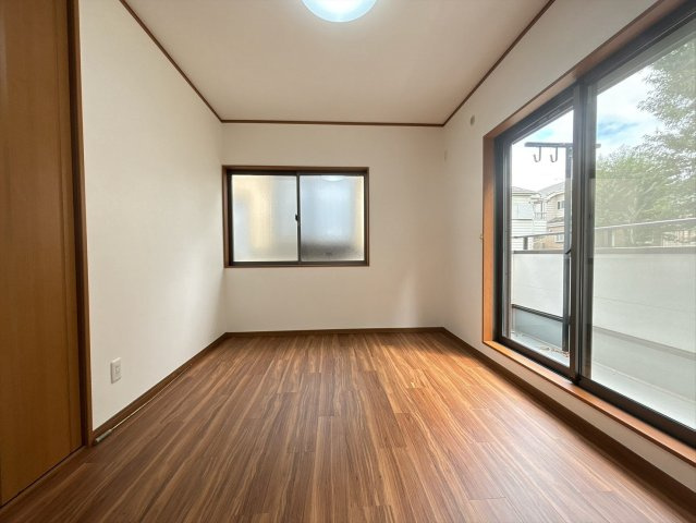 八王子市石川町 中古戸建ての洋室|上品で落ち着いた雰囲気の洋室は上質な時間を期待させます。外の景色が見え、開放感あるつくりになっています。