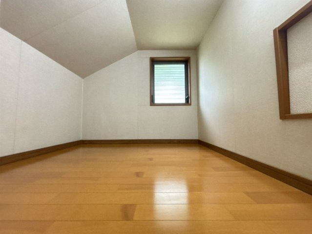 八王子市石川町 中古戸建ての収納|小屋裏を活かした収納スペースは、普段使わない季節のアイテムや思い出の品をすっきり片付けられる便利な空間。見た目はすっきりと保ちながら、暮らしの自由度を高め、家族の毎日をより快適に整えてくれます。